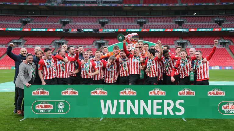 LONDON, ENGLAND - MARCH 14: Sunderland players celebrate a match win during the Papa John's Trophy Final between Sunderland and Tranmere Rovers at Wembley Stadium on March 14, 2021 in London, England. Sports stadiums across England remain under strict restrictions due to the coronavirus pandemic, with government social distancing laws banning fans inside stadiums, resulting in matches being played behind closed doors (Photo by Ian Horrocks/Sunderland AFC via Getty Images)