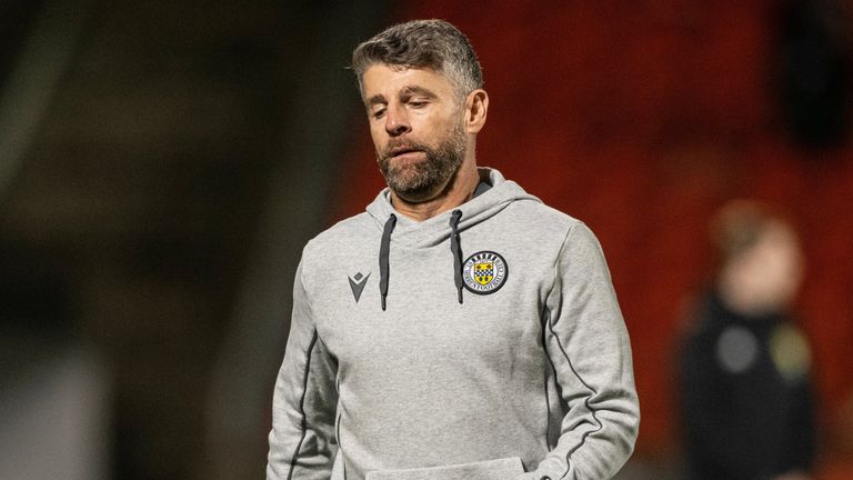 DUNDEE, SCOTLAND - NOVEMBER 30: St Mirren manager Stephen Robinson looks dejected at full time during a William Hill Premiership match between Dundee United and St Mirren at Tannadice Park, on November 30, 2024, in Dundee, Scotland. (Photo by Paul Devlin / SNS Group)